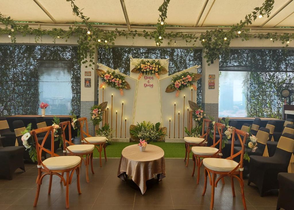 Posezení v ubytování Azana Suites Hotel Antasari