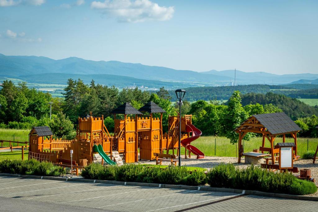 Nespecifikovaný výhled na hory nebo výhled na hory při pohledu z hotelu