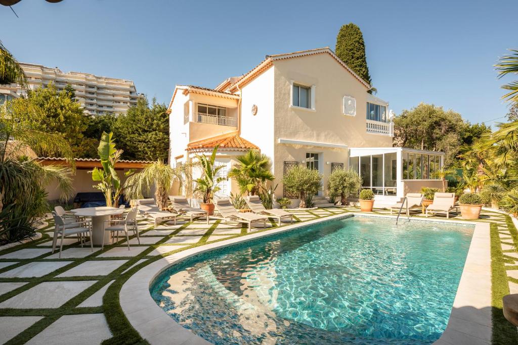 une villa avec piscine et une maison dans l'établissement Villa California Cannes Private Pool, à Cannes