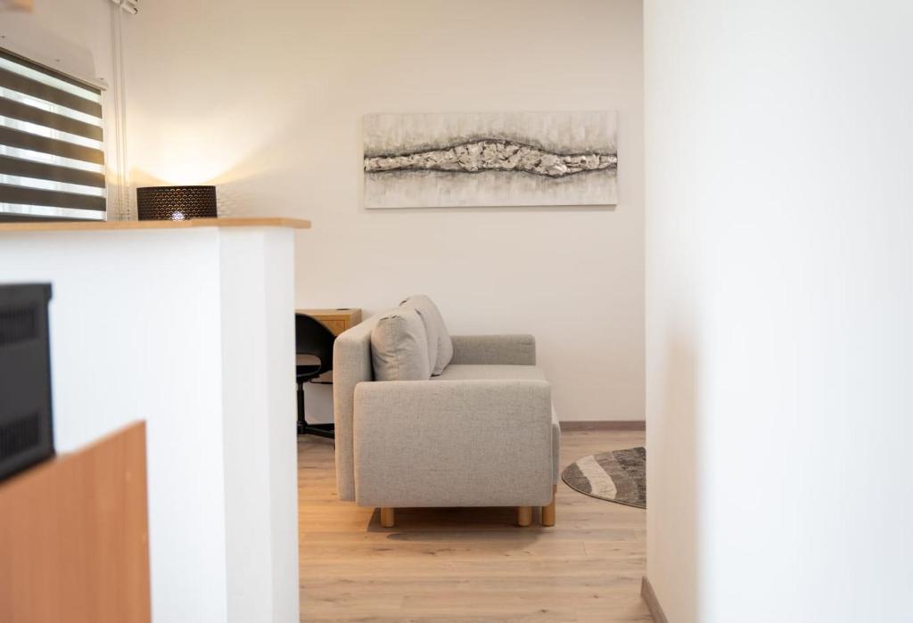 un soggiorno con sedia e un dipinto sul muro di Apartman Mihovil a Gospić