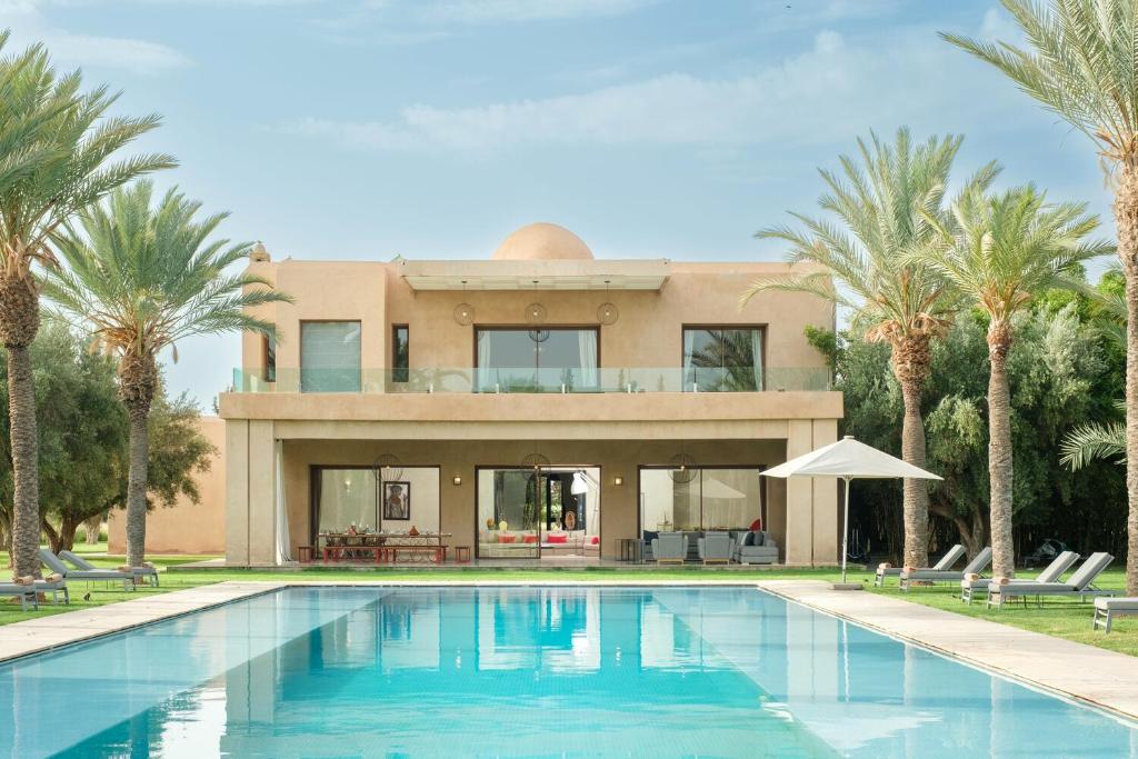 Πισίνα στο ή κοντά στο Adnaa - Modern Villa with 2 pools, sauna, hammam, tennis court & home cinema