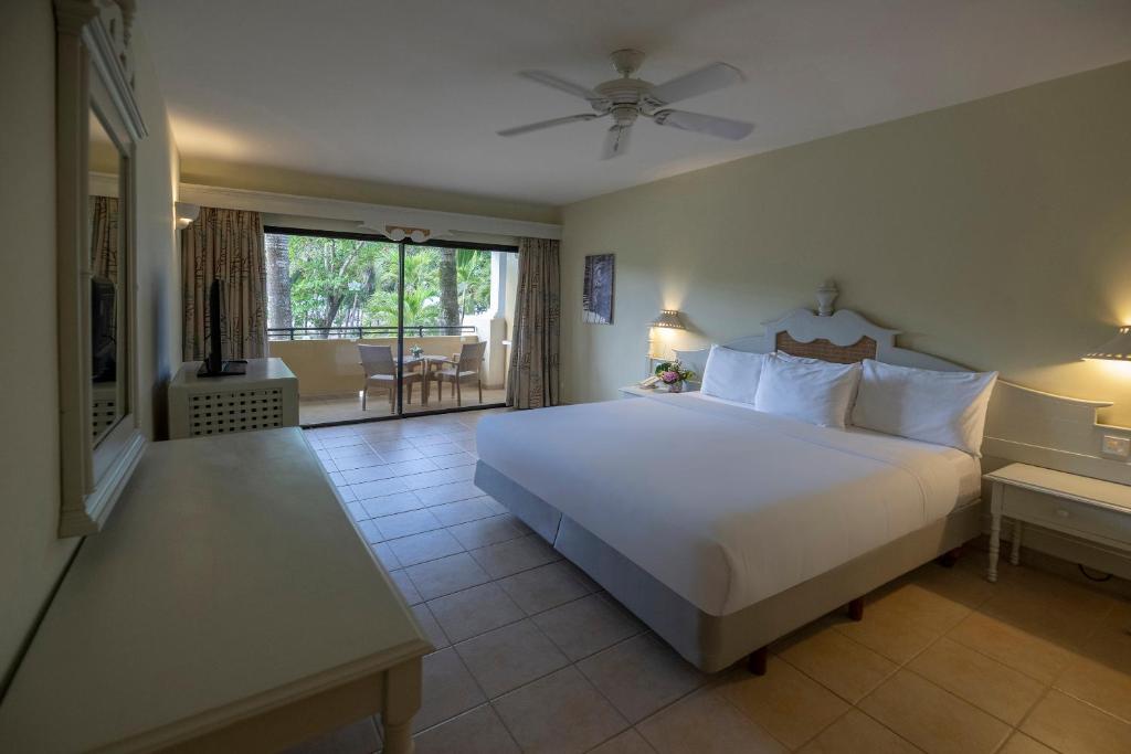 Кровать или кровати в номере Iberostar Waves Costa Dorada
