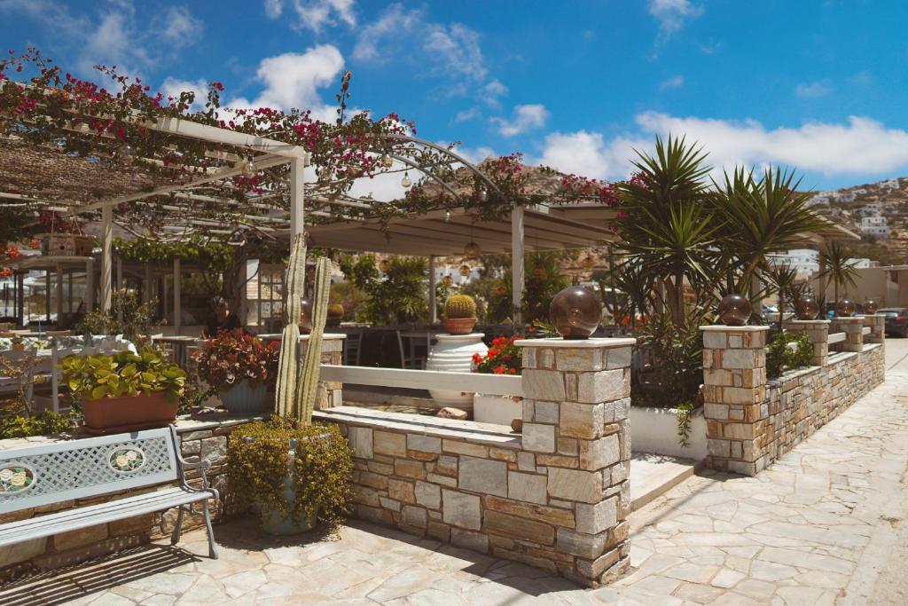 Un jardín fuera de Corali Beach Hotel