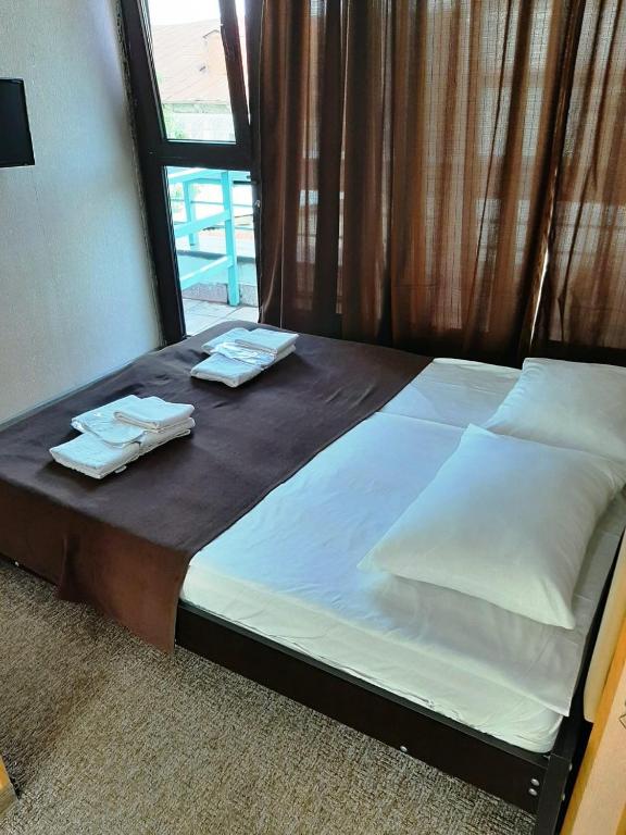 Postel nebo postele na pokoji v ubytování Tbiliseli Inn