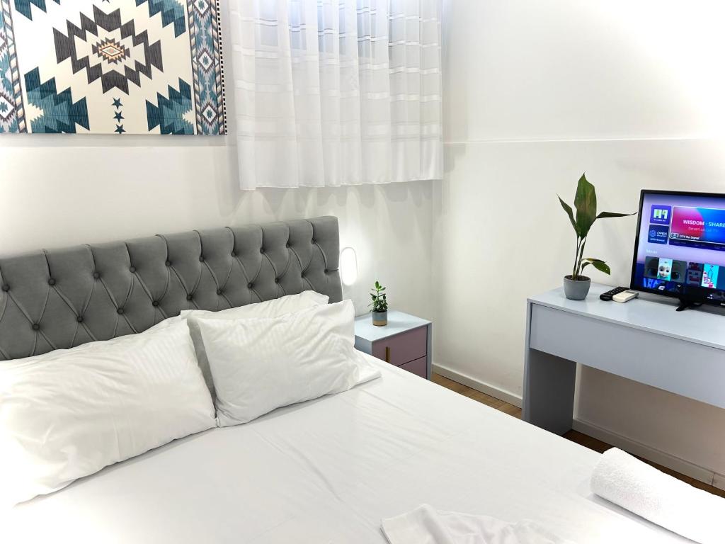 Postel nebo postele na pokoji v ubytování Tirana Square Hotel