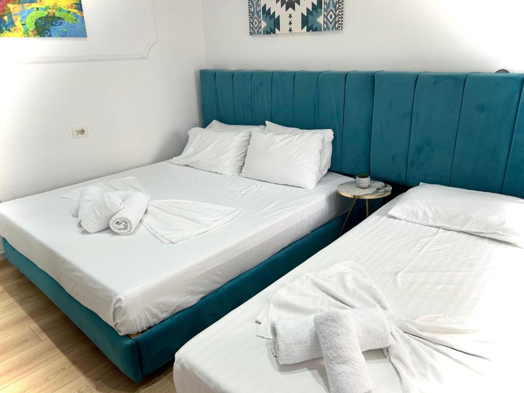 Postel nebo postele na pokoji v ubytování Tirana Square Hotel