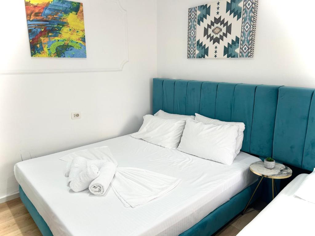 Postel nebo postele na pokoji v ubytování Tirana Square Hotel