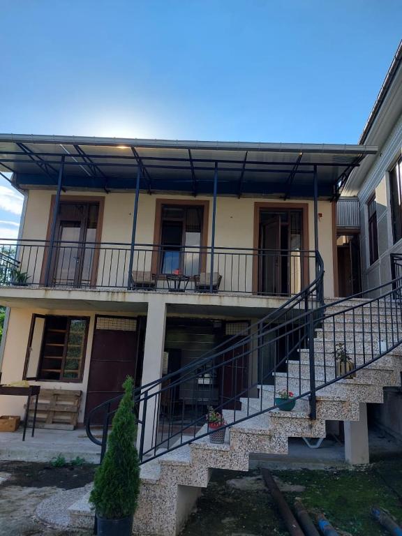 Το κτήριο όπου στεγάζεται  το ξενοδοχείο διαμερισμάτων
