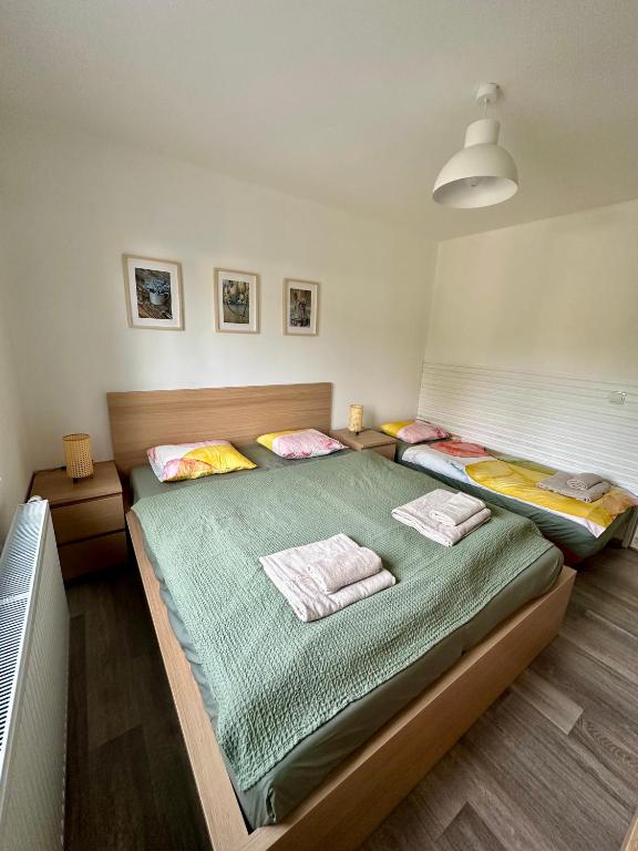 Postel nebo postele na pokoji v ubytování Apartmány u rybníčka