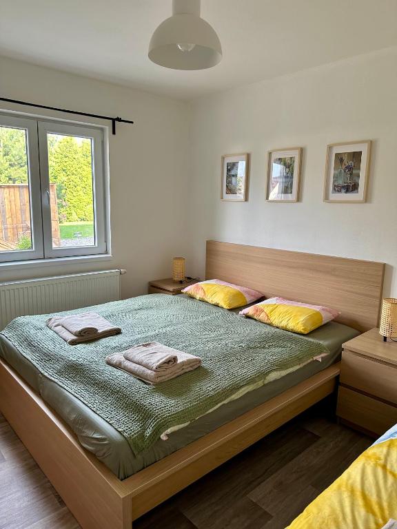 Postel nebo postele na pokoji v ubytování Apartmány u rybníčka