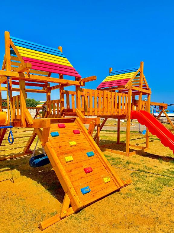 Herní místnost nebo prostor pro děti v ubytování 50% Off. 2BR , 2BR Ground floor with pool view, private beach access, security 24/7 شاليه ٢ غرفه ، ٢ حمام ف الدور الارضي قدام جنينه و حمام السباحه مباشره ، شاطيء خاص بالقرية و أمن ٢٤ ساعه و مسجد خاص