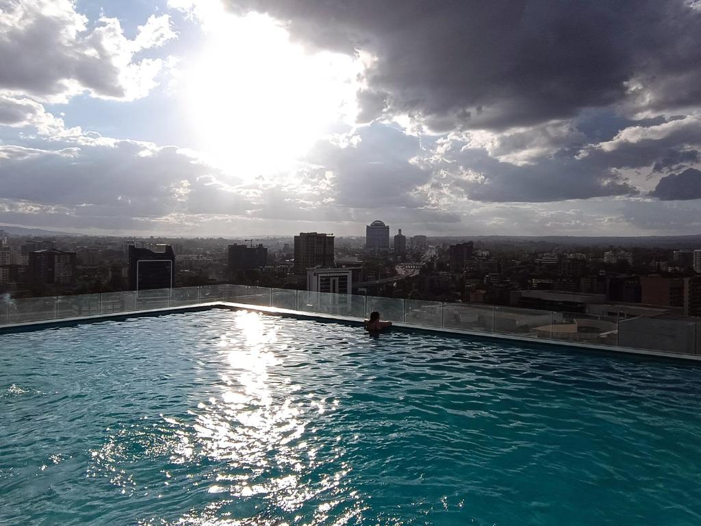 ein Schwimmbad auf dem Dach eines Gebäudes in der Unterkunft Skynest Residences by Lisa's Paradise D in Nairobi