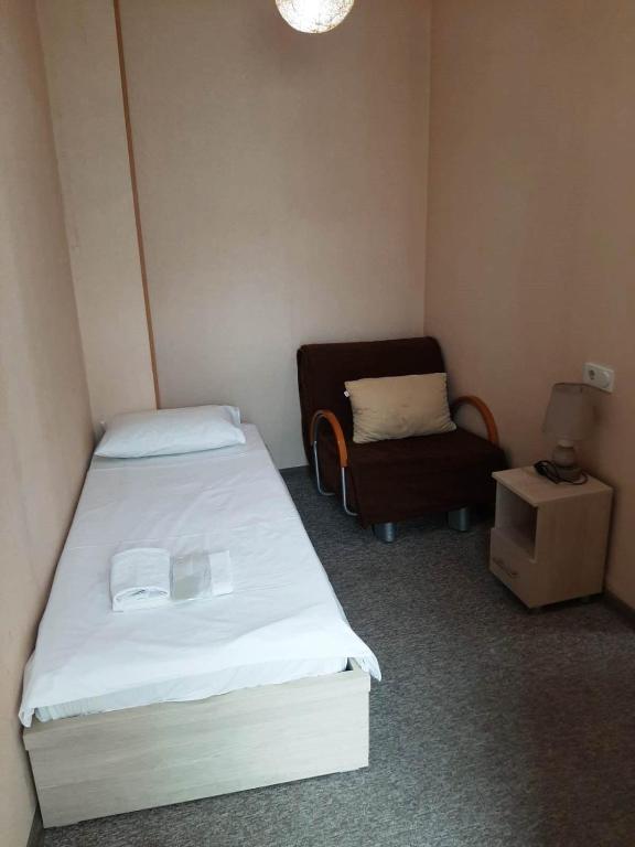 Postel nebo postele na pokoji v ubytování Tbiliseli Inn