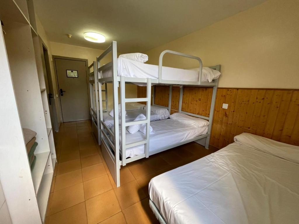 Postel nebo postele na pokoji v ubytování Hotel Taüll