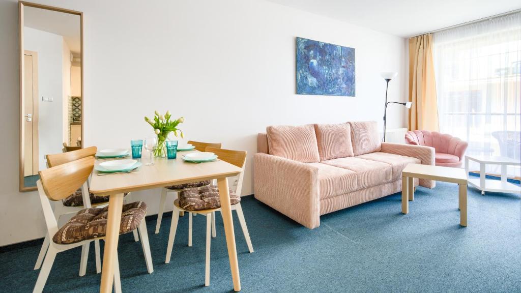 Apartamenty Sun & Snow Kołobrzeg Resorts z basenem - Apartment With Balcony