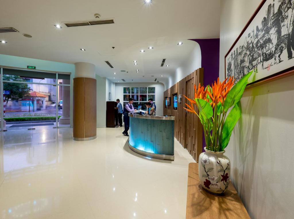 Bazén v ubytování Mercure Hanoi La Gare Hotel nebo v jeho okolí