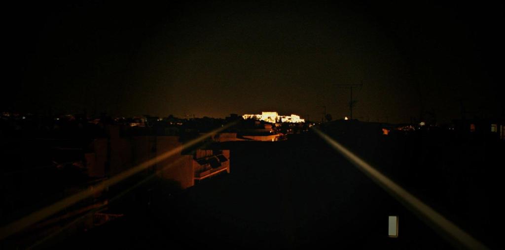 雅典Minimalistic Studio with Acropolis View Shared Roof Top的城市夜景