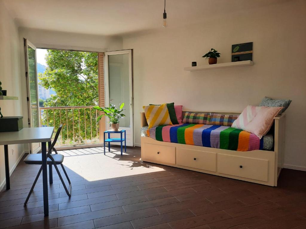 d'un salon avec un canapé et un balcon. dans l'établissement La Chambre 1, Climatisée AC, Cuisine privée, à Nice