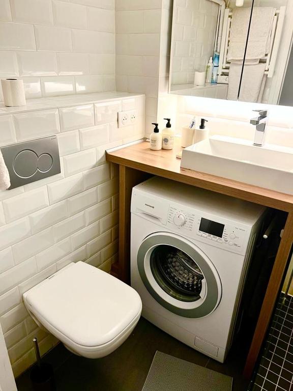 une salle de bain avec une machine à laver et un lavabo dans l'établissement La Garenne Colombes proche La Défense et idéal Jeux Olympiques, à La Garenne-Colombes
