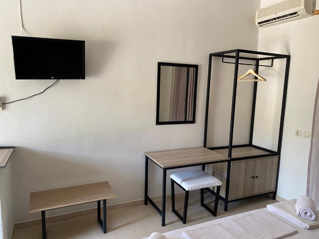 TV a/nebo společenská místnost v ubytování Kiparissis Apartments