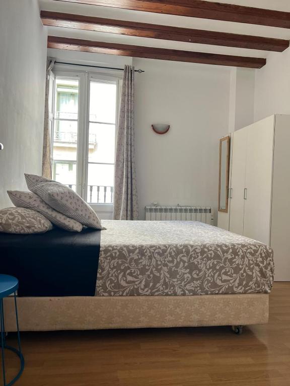 Un dormitorio con una cama y una ventana en Habitacion Privada en APARTAMENTO COMPARTIDO, en Barcelona
