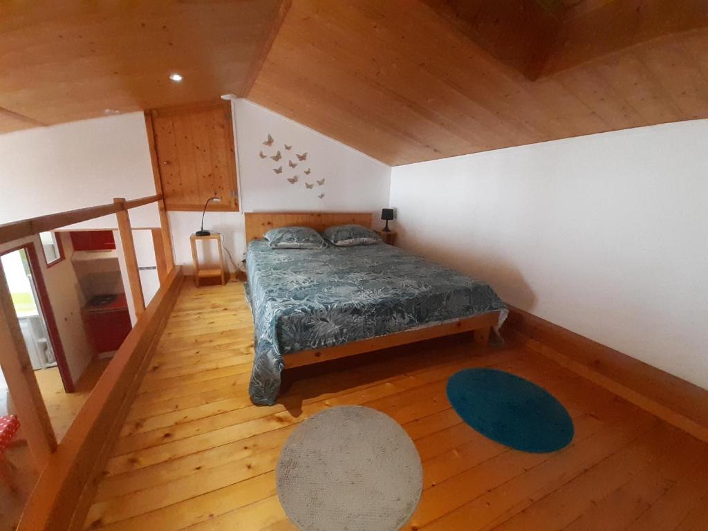 - une chambre avec un lit et du parquet dans l'établissement Studio 38m2 pour un séjour tout confort et au calme en hyper centre, à Rochefort