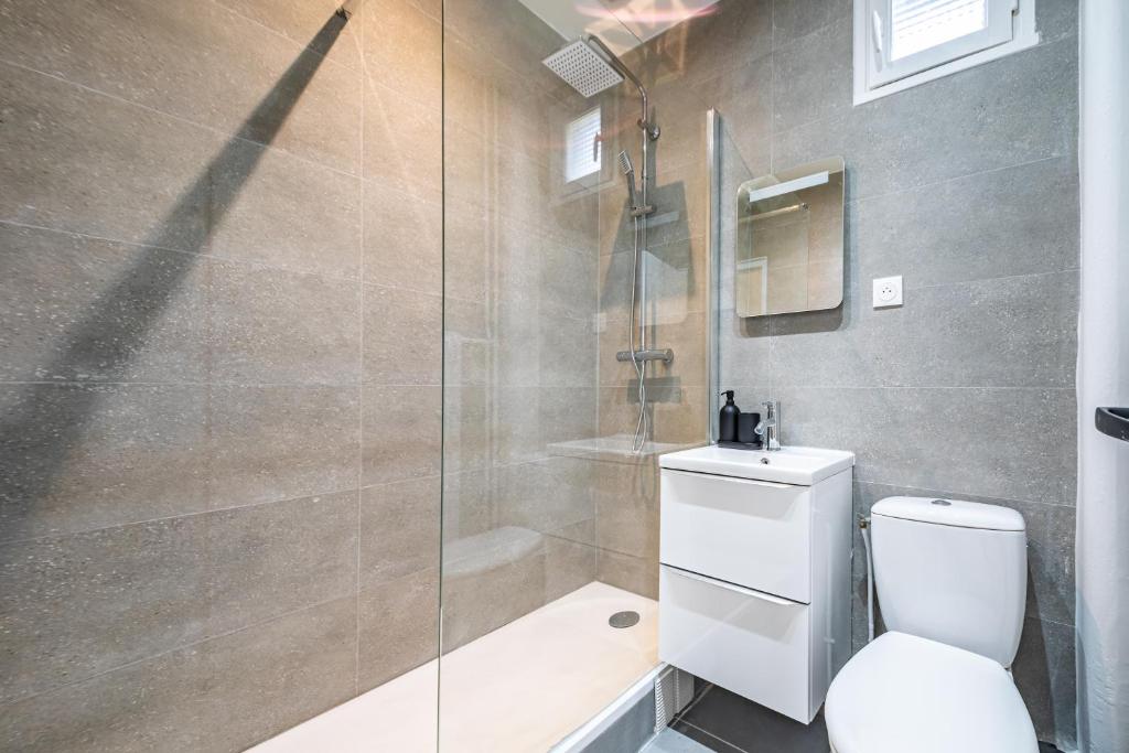 une salle de bain avec toilettes et douche en verre dans l'établissement Studio proche Paris Expo Porte de Versailles, à Issy-les-Moulineaux