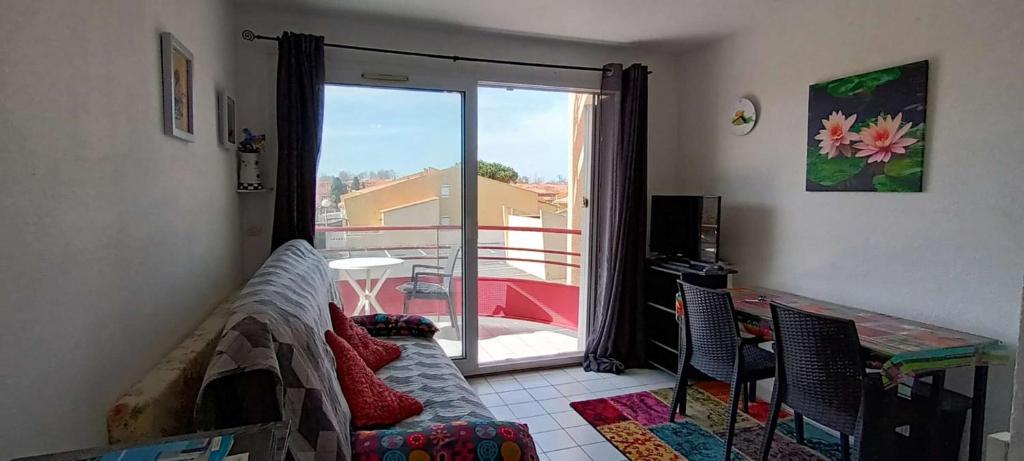 - un salon avec vue sur un balcon dans l'établissement Sala P, à Valras-Plage