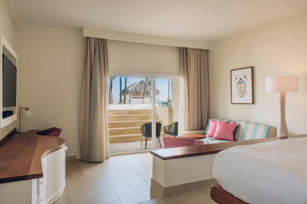 TV a/nebo společenská místnost v ubytování Iberostar Selection Coral Bávaro - All Inclusive