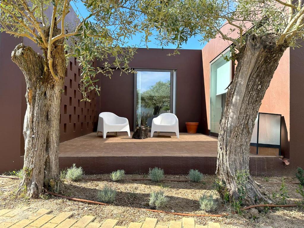 Um jardim no exterior de The Lince Ecorkhotel Évora