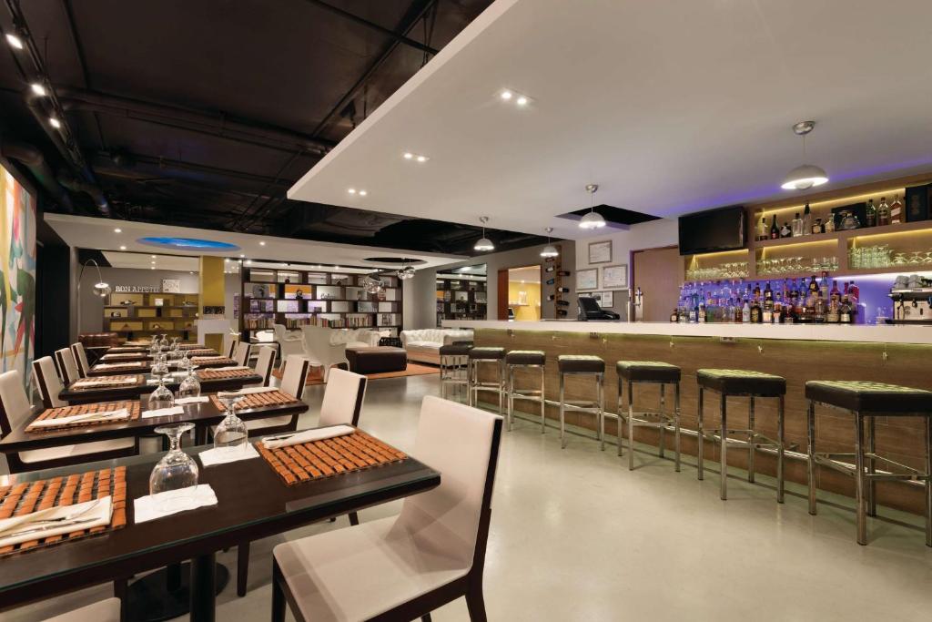 Lounge nebo bar v ubytování TRYP by Wyndham Isla Verde