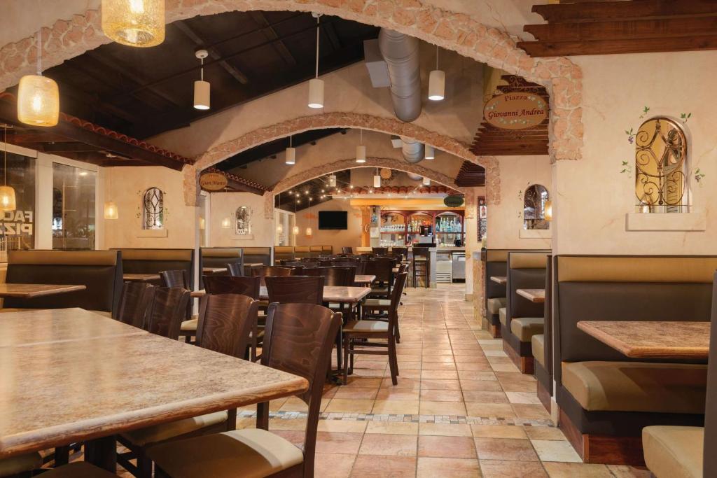 Restaurace v ubytování TRYP by Wyndham Isla Verde