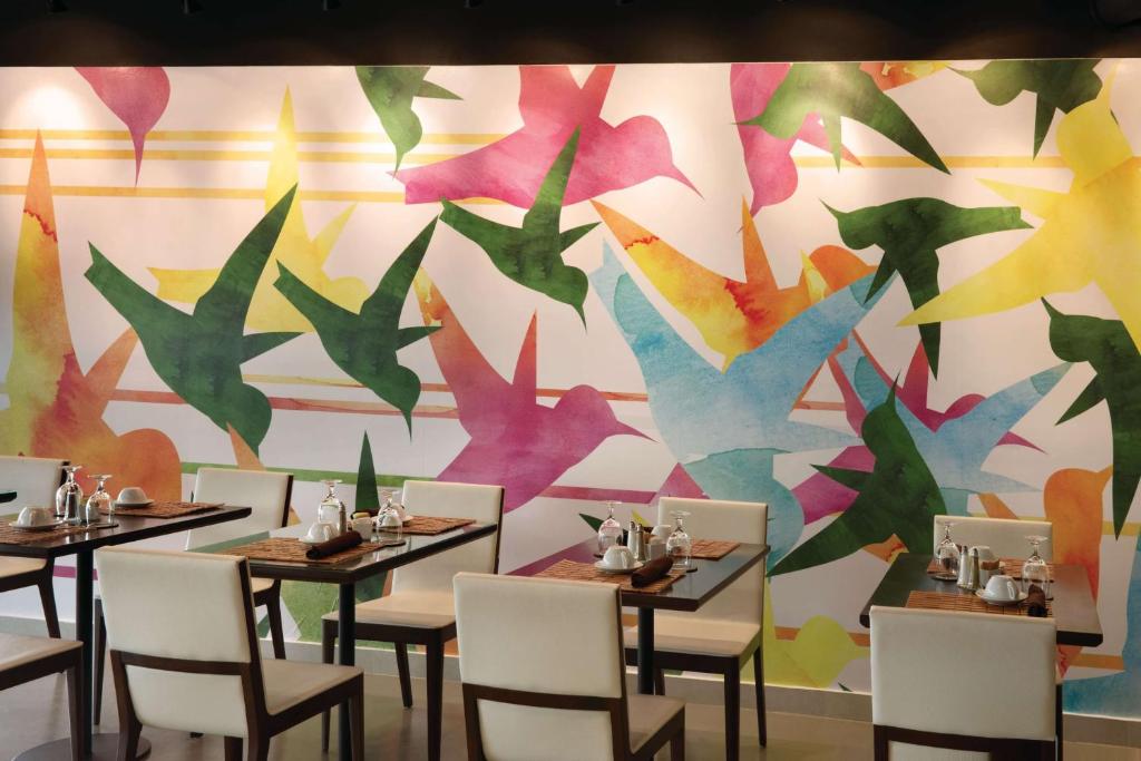 Restaurace v ubytování TRYP by Wyndham Isla Verde