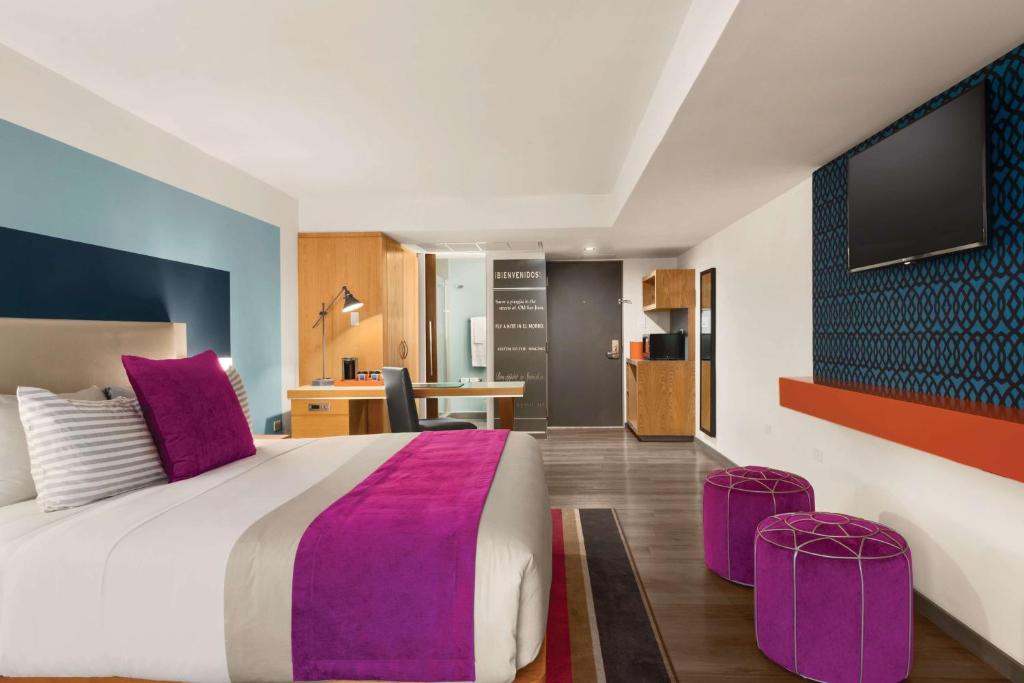 Postel nebo postele na pokoji v ubytování TRYP by Wyndham Isla Verde