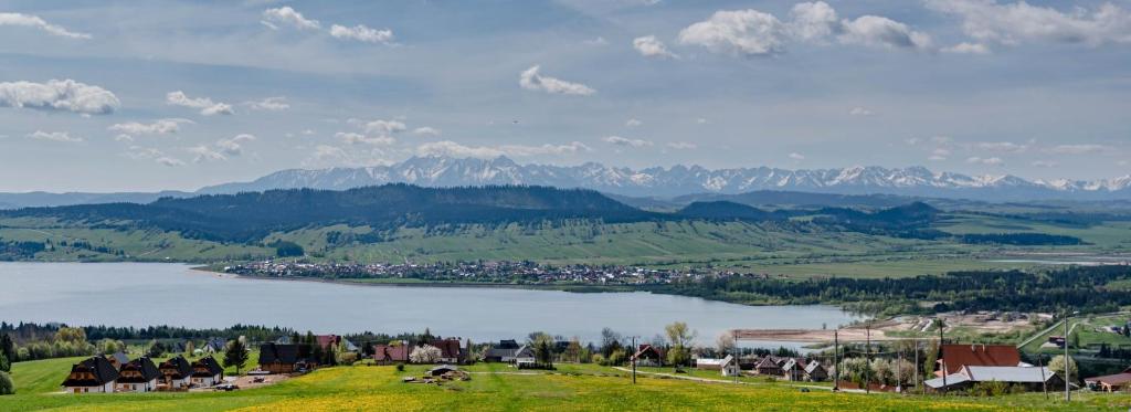 a view of a lake with mountains in the background at Domek u Chmielaków-Huba z widokiem na Jezioro Czorsztyńskie Tatry Balia in Huba