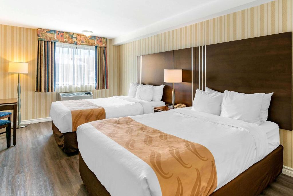Postel nebo postele na pokoji v ubytování Quality Hotel & Suites