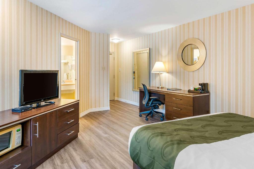 TV a/nebo společenská místnost v ubytování Quality Hotel & Suites