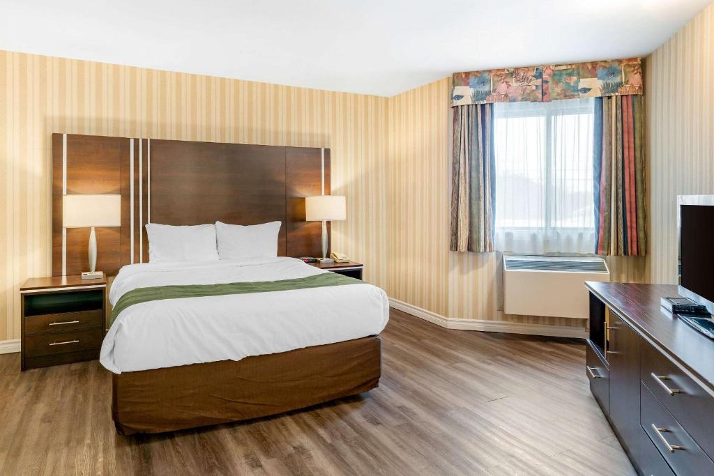 Postel nebo postele na pokoji v ubytování Quality Hotel & Suites