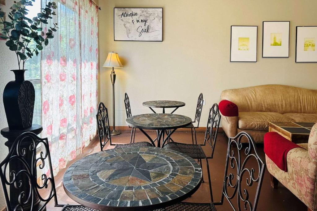 Posezení v ubytování Econo Lodge Fredericksburg