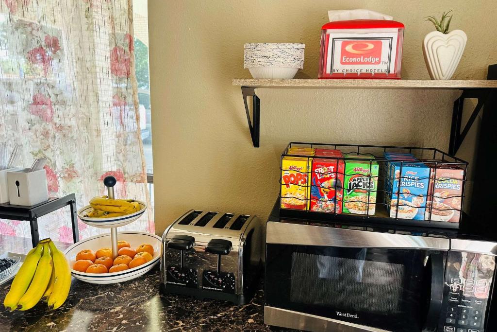 Kuchyň nebo kuchyňský kout v ubytování Econo Lodge Fredericksburg