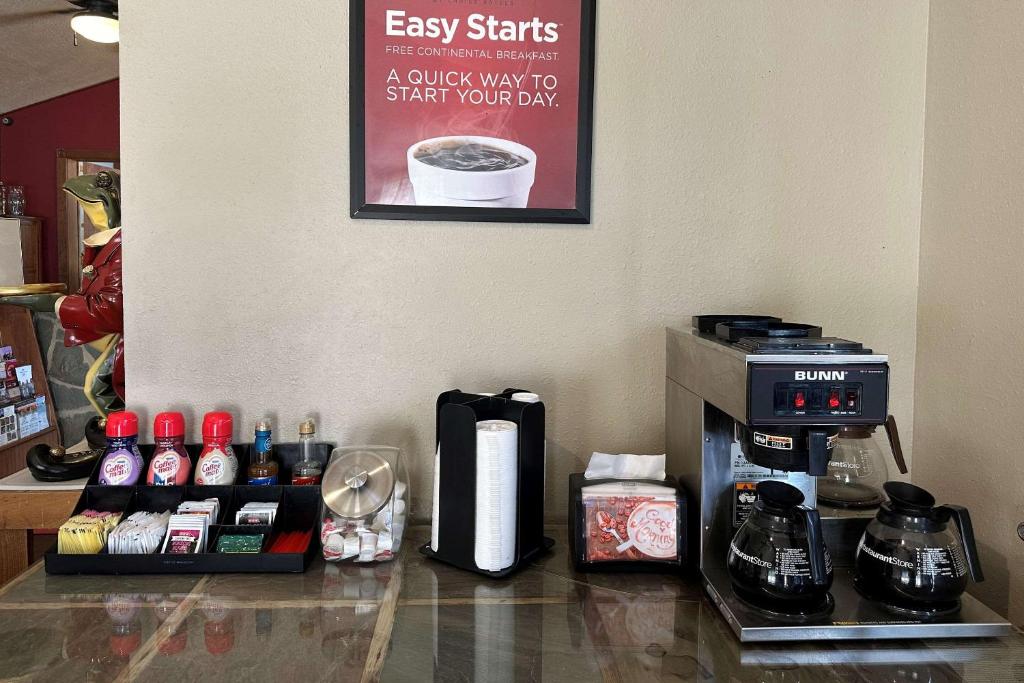 Příslušenství pro přípravu čaje a kávy v ubytování Econo Lodge Fredericksburg
