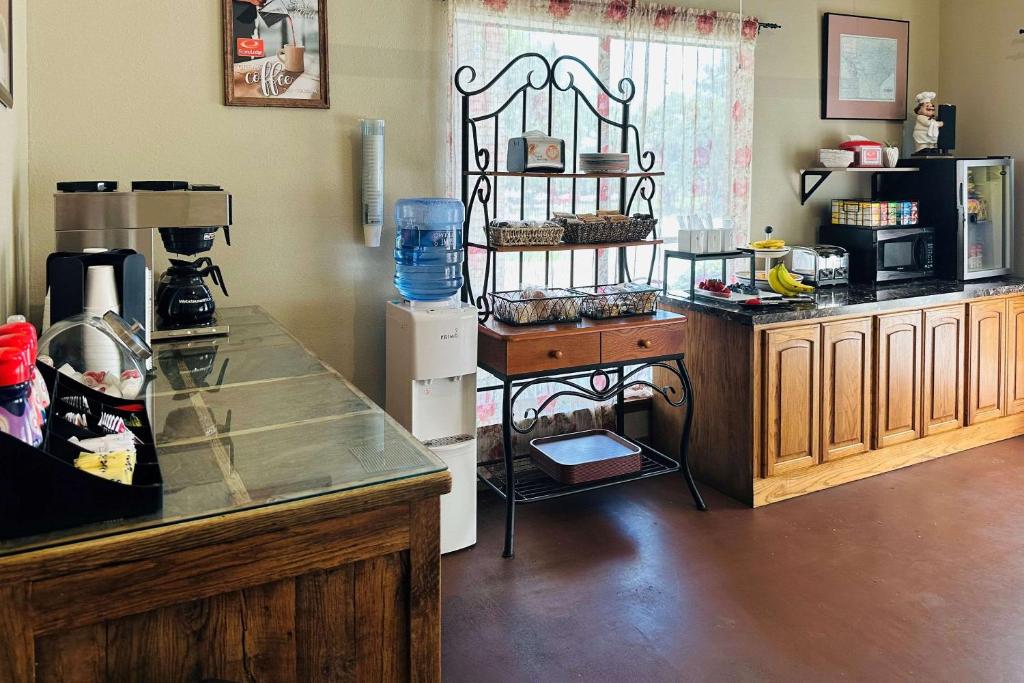Kuchyň nebo kuchyňský kout v ubytování Econo Lodge Fredericksburg
