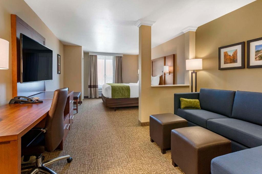 Comfort Suites Albuquerque Airport photo