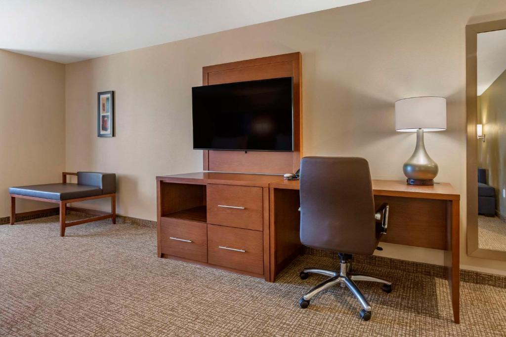 Comfort Suites Albuquerque Airport photo