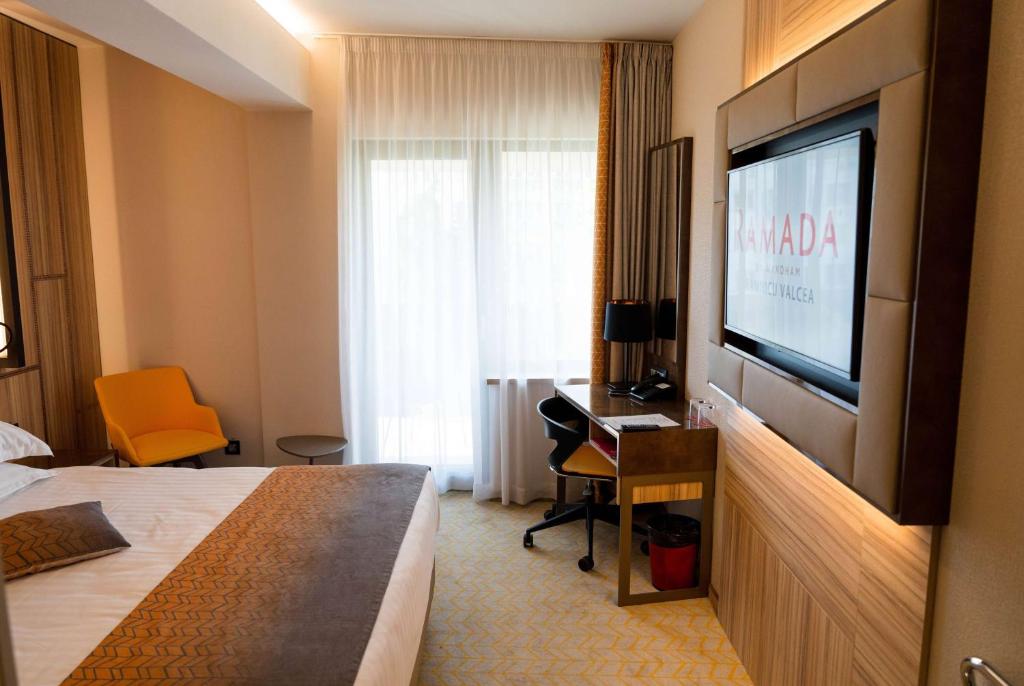 TV a/nebo společenská místnost v ubytování Ramada by Wyndham Ramnicu Valcea