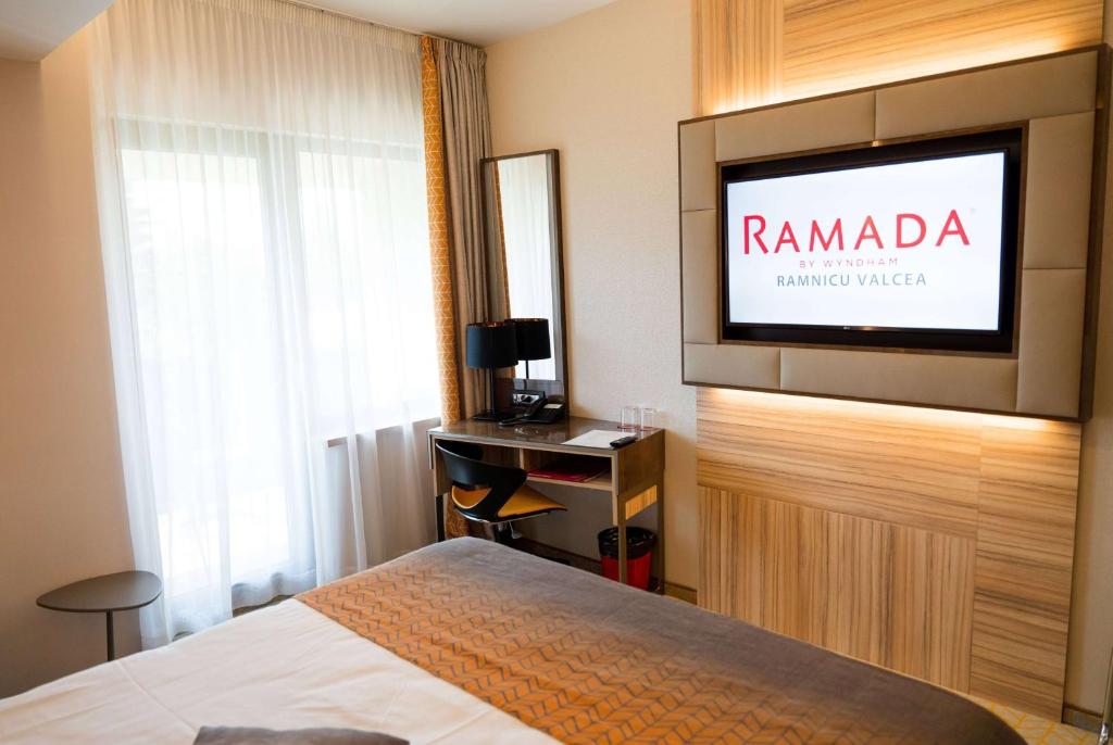 TV a/nebo společenská místnost v ubytování Ramada by Wyndham Ramnicu Valcea