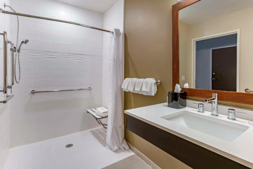 Comfort Suites Albuquerque Airport photo