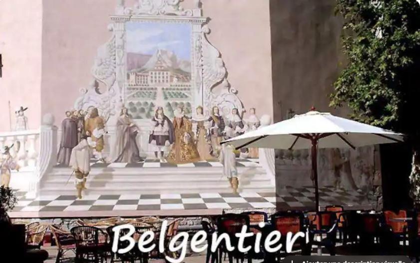 une peinture sur un mur avec un parapluie dans l'établissement Studio Loft, à Belgentier