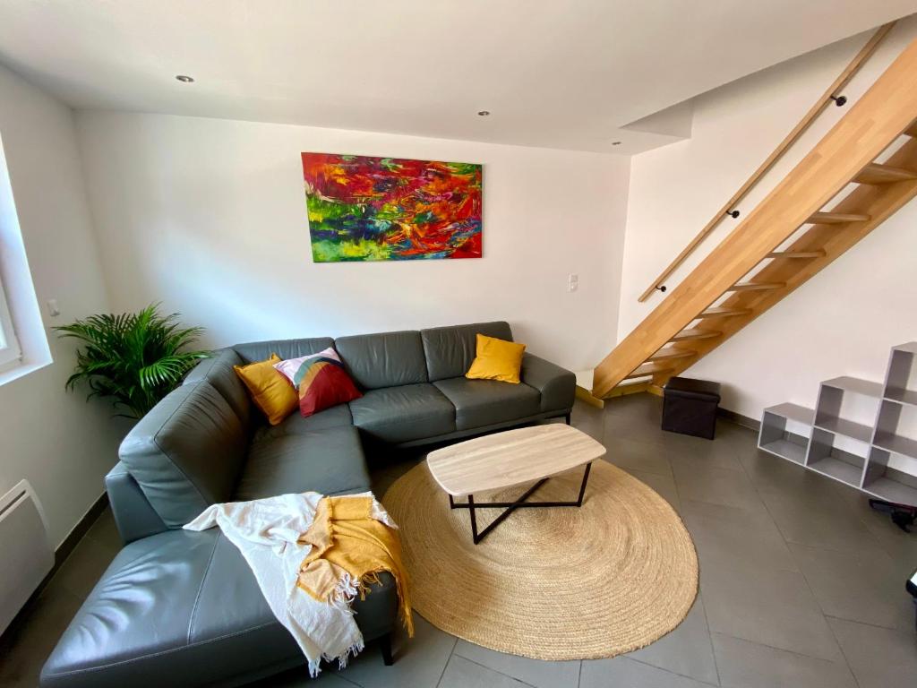 un salon avec un canapé et une table dans l'établissement Chez Marcel - Maison agréable, à Dunkerque