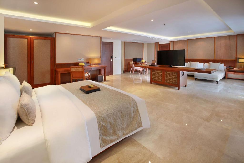 TV a/nebo společenská místnost v ubytování The Bandha Hotel & Suites